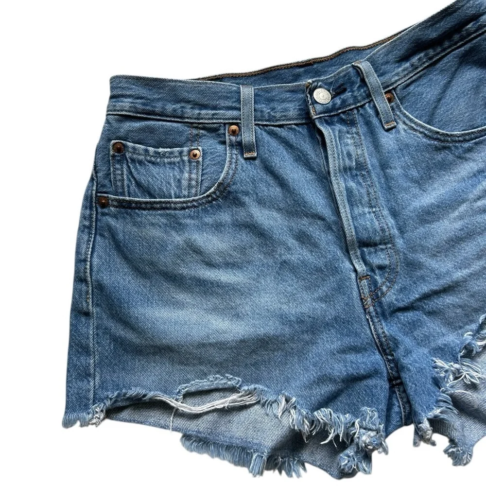 Levi’s 501 Button fly Raw Distressed Hem Medium Wash Denim Jean Shorts Size 28